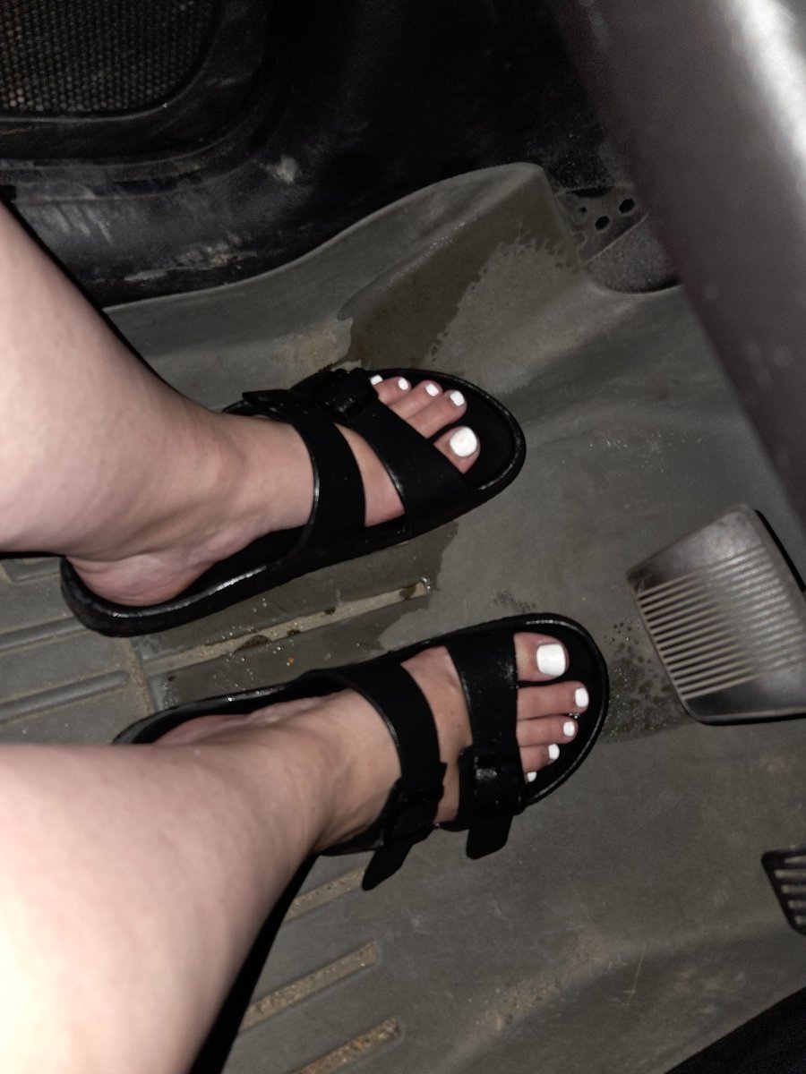 DakotaSeven7's tweet photo. Meant to wash my jeep but my feet got wet too 🤭
#WetFeet #footfetısh #pedicure #feet #sandals https://t.co/CMA081bfFR
