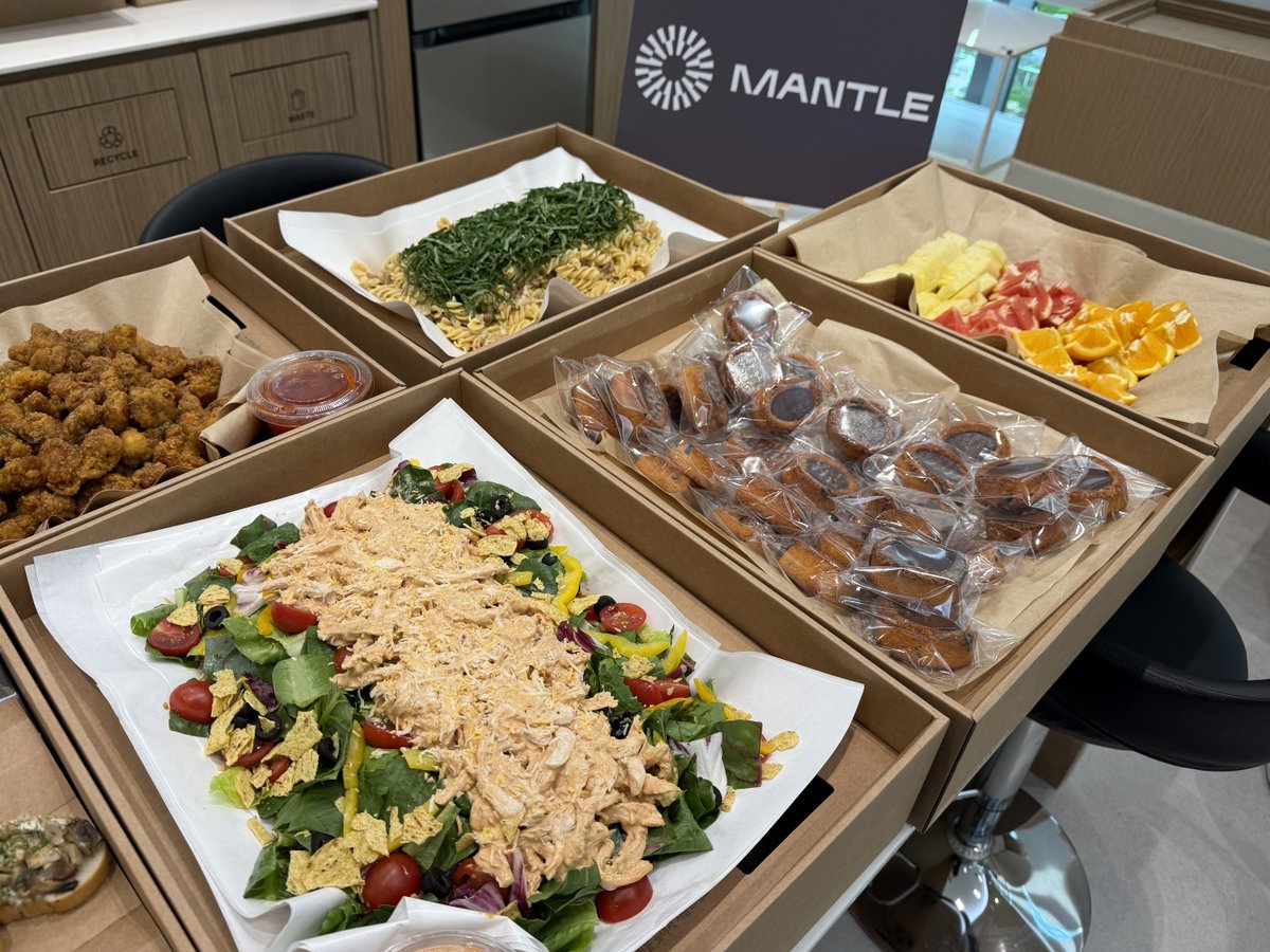 0xMantleKR's tweet photo. 행사 시작 전, 오늘 빌더분들을 맞이할 준비가 하나씩 채워지고 있습니다.

한정판 맨틀 머치부터 현장 이벤트, 빌딩 워크샵, AI x Crypto 패널 세션까지.

오늘 성수에서 펼쳐질 하루가 곧 시작됩니다. https://t.co/a2GJdc9PLv