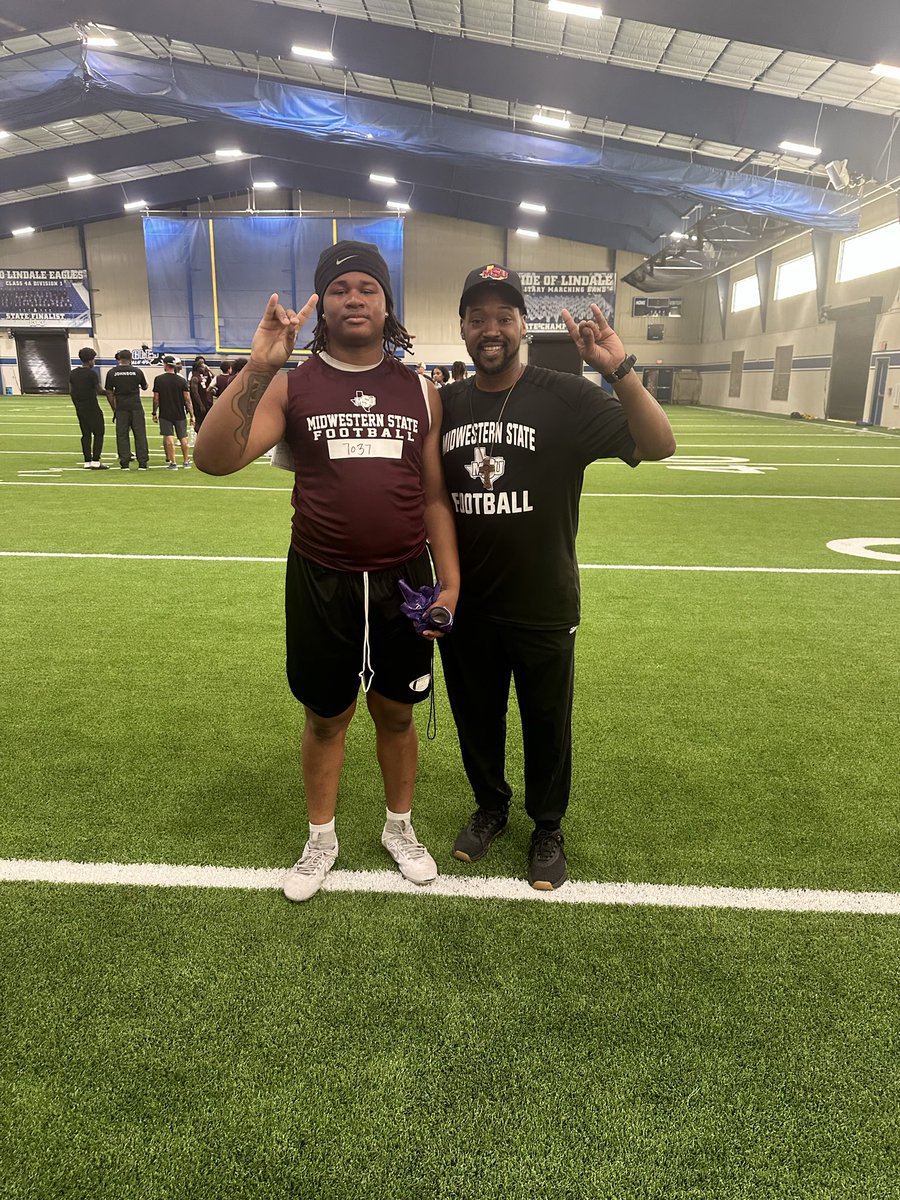 TkyrenDixon's tweet photo. Great camp today thank u for inviting me @_coachcccoleman @CoachKirkBryant @MSUTexasFB  
@WkeelingKeeling 
@coachprburkhead @CoachJRWatson https://t.co/OrrBS5QFZM