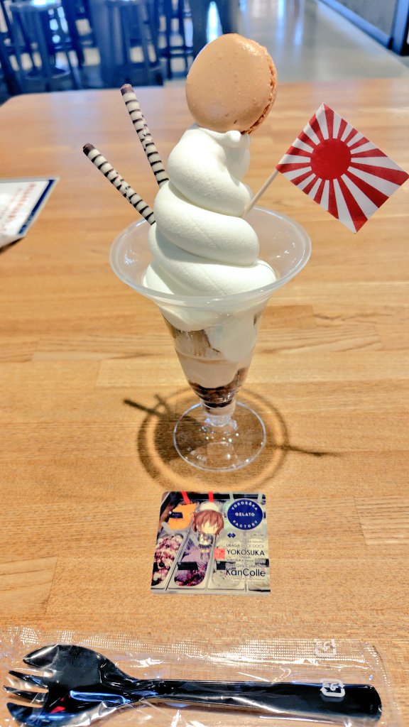 naka2_kisaragi's tweet photo. 前回食べれなかっジェラートファクトリーさんへ行きました。
今回、うえに乗ってるマカロンにキャラメルが挟まれていました https://t.co/rdTPr0vuHm