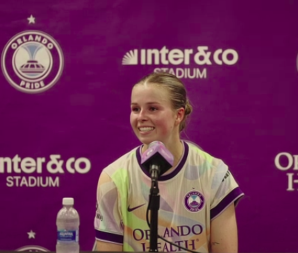 lpo_podcast's tweet photo. Cori Dyke in the postgame presser: "Just super happy with the win. I think the team fought really hard. We brought the intensity tonight. Obviously we were disappointed to concede in the first half, but I thought our response was excellent." "I think he (Seb Hines) gives our fullbacks a lot of freedom to join the attack. Obviously, we gotta stay disciplined with our countermeasures still, but when we have those opportunities to go, he really encourages us to do that. So in those moments, I'm happy to take advantage of that."
#OrlandoPride #CoriDyke #NWSL