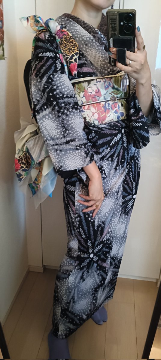 kazuki1006's tweet photo. 花火だよ🎆
花火柄の絞り浴衣👘
帯留 #和兎庵 さん
イヤリング #conoco さん
鞄 #CHOKO さん
半襟&足袋 #ルミロック さん
だがしかし、今年も風強すぎでは?笑
開催されます?🥹
#かずきもの https://t.co/LLfJq0Lt9q