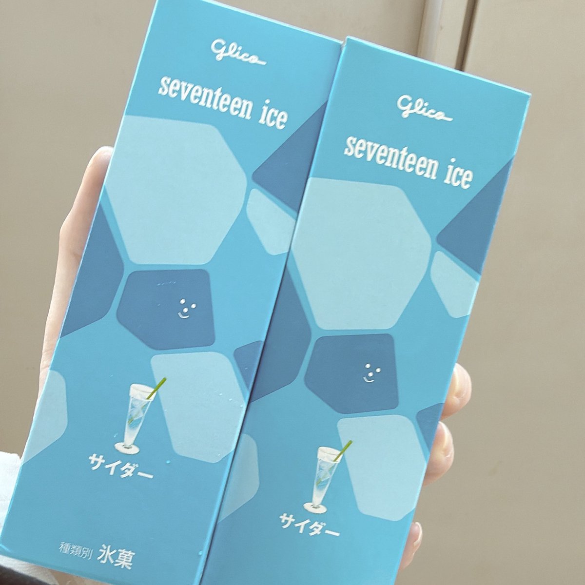 DesignHumore's tweet photo. 決済ミスしたかと思って買ったら決済に成功しており17ソーダアイスを2本手に入れてしまった🍨 https://t.co/B5bazeRbZh