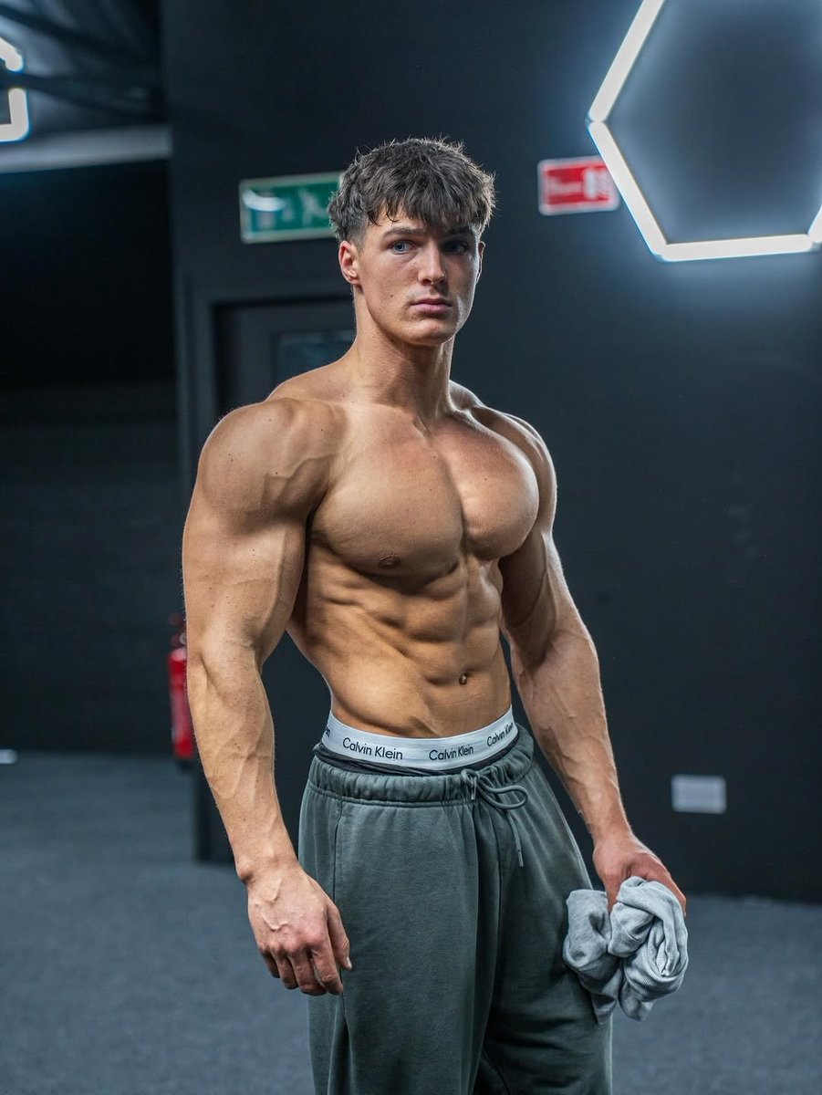 AlphaErick4x's tweet photo. My muscles and biceps 💪 makes you weak and want to $erve right say "yes" #findom #alphamale #cashmaster #taxfriday #paypig https://t.co/eToJAcr6np