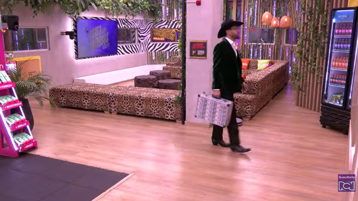 CanalRCN's tweet photo. ¡Bien Jugado Zorro viejo! 🦊 Alejandro Estrada es el ganador de la tercera temporada de #lacasadelosfamososcol3 🤠, lugar donde la estrategia y la fidelidad a sí mismo lo llevaron a ganar los 400 millones de pesos y apagar las luces de la casa... 🥳 https://t.co/R78n2fDE5X
