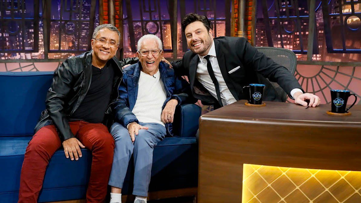 brasilscenes's tweet photo. 🚀 Mudanças na grade fazem horário nobre do SBT disparar: #APraçaÉNossa bate recorde e #TheNoite cola na Globo.

O humorístico marcou 4,9 de média e 5,9 de pico nesta quinta (28), enquanto o talk show anotou 3,0 de média, a 8 décimos da Globo, primeira colocada. Nesta noite, ambas as atrações entraram no ar em novos horários, sendo 10 minutos mais tarde, provando que não é desprestígio as atrações adentrarem a madrugada, e sim uma correta estratégia.