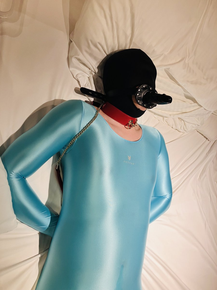 possession2998's tweet photo. 足置きと自慰の道具にお使いいただきました。
アナルバイブを操作されながら、ディルドギャグを咥えさせられ目の前で行われる自慰を見ていることしか出来ないのはモノとして至高の体験が出来ました。　
その後M同士、お相手に同じ格好をしていただき首輪同士を短く繋ぎお互いのバイブを操作しながらスリスリを満喫いたしました。