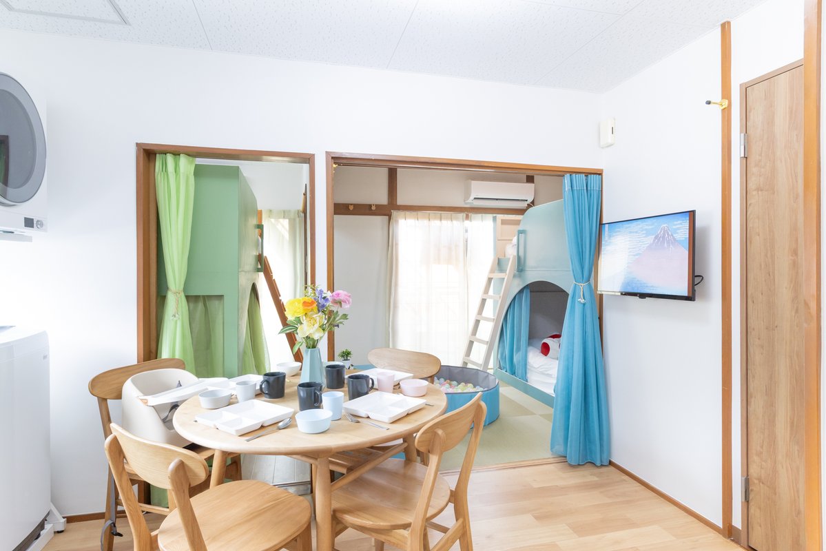 mega_bunkbed2's tweet photo. 【ファミリー民泊で予約率をアップする3つの工夫】
子連れゲストが本当に喜ぶのは「広さ」より「特別な体験」！？
①親子で添い寝できる二段ベッド
②秘密基地感のあるカーテン付き
③ぬいぐるみや小物を使って世界観を作る
同じ部屋でも体験価値が変わると、予約率と☆評価が両方上がります。
#民泊 https://t.co/ei509WU076