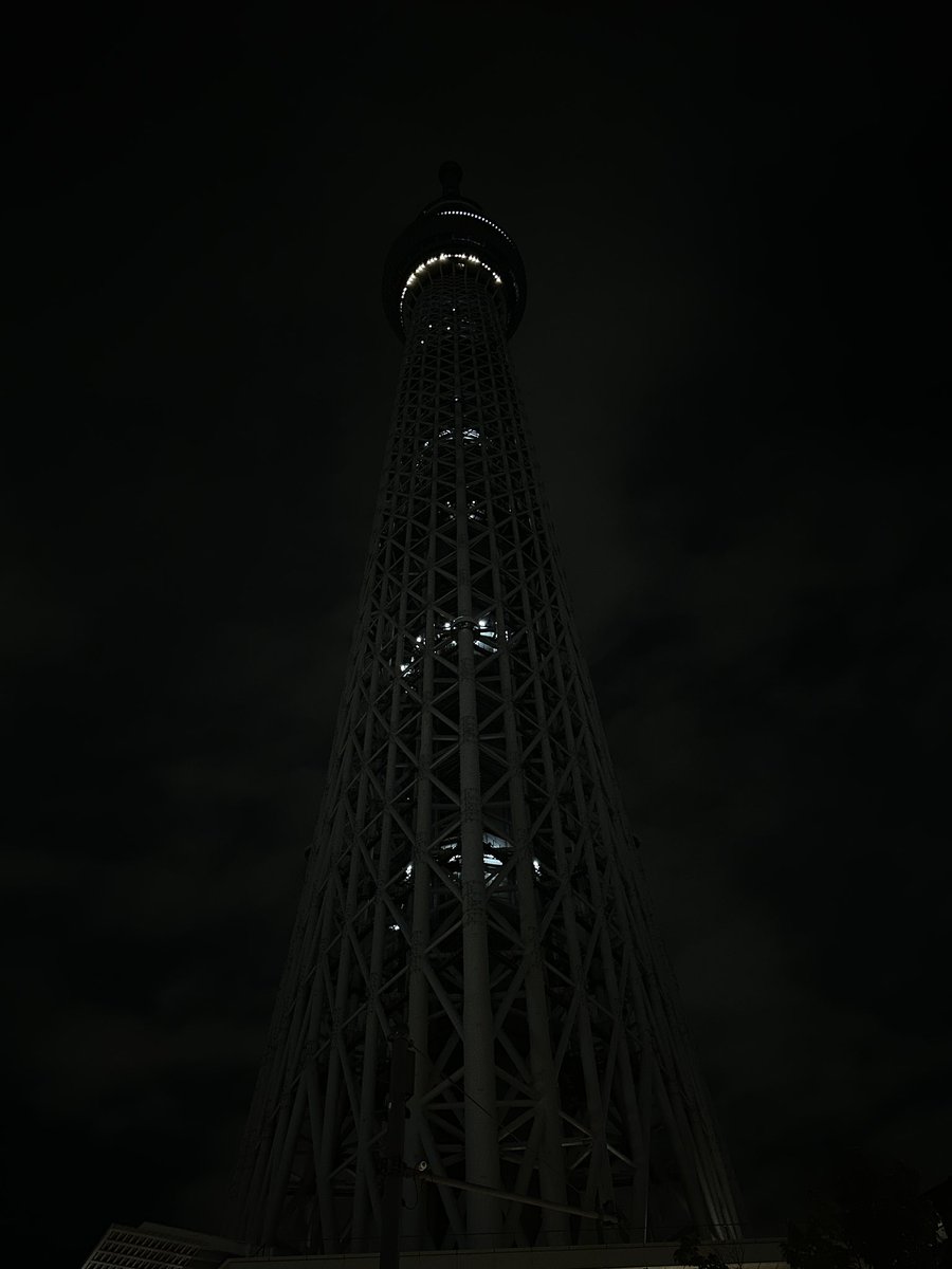 Tank_Top_Only's tweet photo. 東京タワーに比べて、スカイツリーがどれだけ暗いかわかる。
0:00頃に同じ画角で設定だけ変えたんだけど、右とか「ほぼ昼間やん」ってくらい明るい。 https://t.co/PrL2owY1Oi