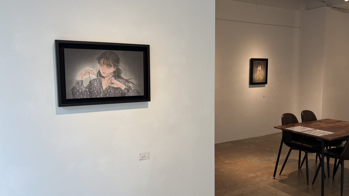 ACTimaru's tweet photo. REIJINSHA GALLERYで開催していたやちだけいさん @YachidaK 個展に滑り込みで行けました。
ふわりと靡いている黒髪が印象的で、今回は風感に着目して髪の毛や衣服の風合いを描いたそうです。それに加え、女性たちの衣服はどこで見つけてくるんだろう、、素敵な柄です☺️ https://t.co/DDsyes4VhM