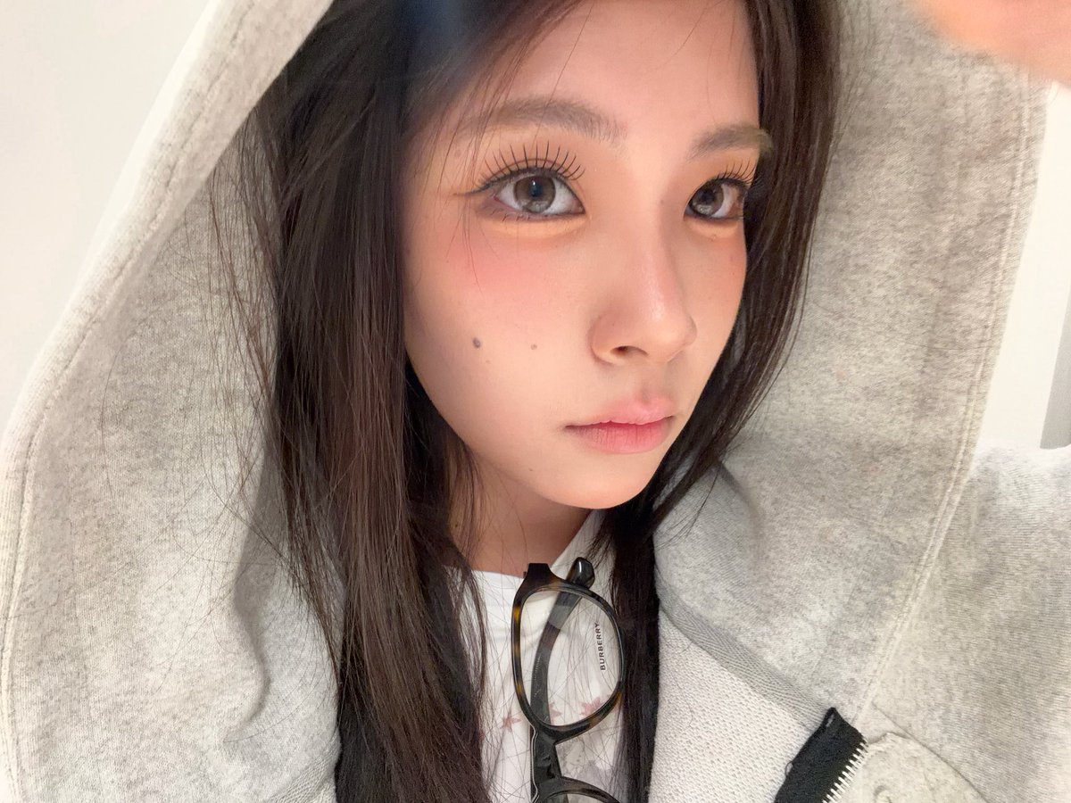 wbenjiemint's tweet photo. แต่งหน้าบนเครื่องบิน เวรี่ทุลักทุเล54454555555 https://t.co/SWjJfa7qw8