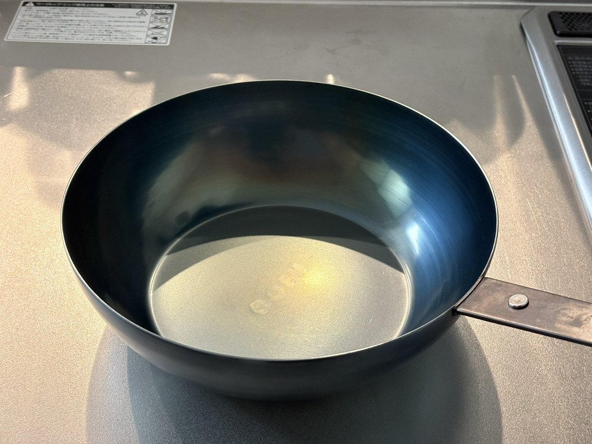 RS_232C_'s tweet photo. 今日は気温ちょうどいいし、風が抜けて気持ちいい。
新緑の良い季節だなぁ。
GOENさんの背徳パンが届いたので、焼き物楽しんでく。 https://t.co/zx9lekU07Z