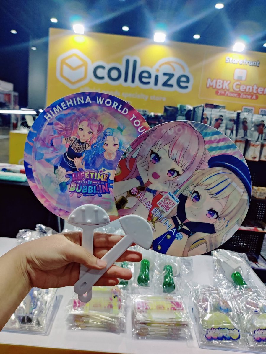 colleize_th's tweet photo. AFA กำลังจะเริ่มแล้วน้า ทุกคนเตรียมพร้อมกันหรือยัง~
ที่บูธเรา มีจำหน่ายแท่งไฟและสินค้า HIMEHINA  ด้วยนะ!✨
นอกจากนี้ เรายังมีพัดสุดน่ารักของ2สาวมาแจกอีกด้วย 🩵🩷
มากันเยอะๆที่บูธ E31 น้า  

✨Anime Festival Asia Thailand 2026
📅 30 · 31 MAY 2026
📍 Queen Sirikit National Convention Center (QSNCC)​

#colleizeTH  #AFAth26 #himehina