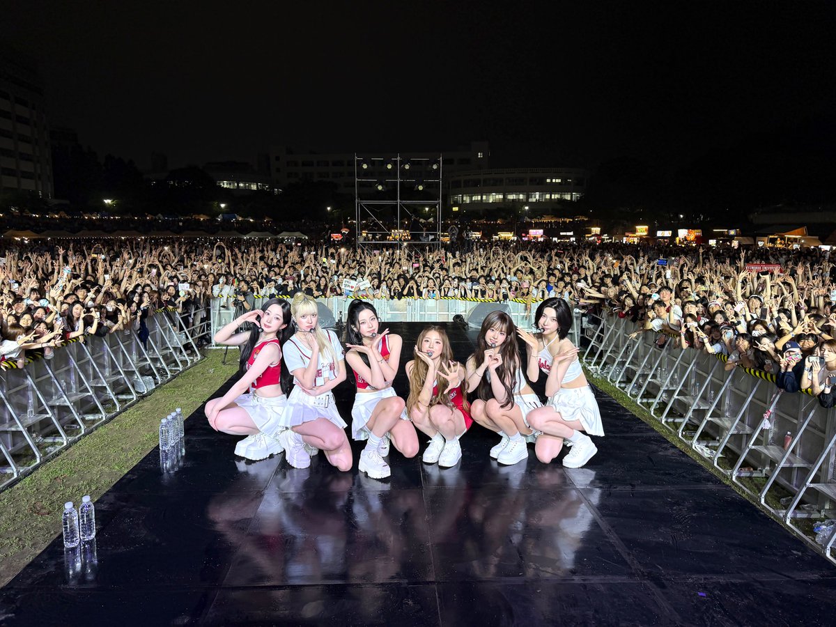 seolyoonai's tweet photo. A mesmerizing evening at the Kyunghee Campus Festival, where tonight’s fashion embodied the vivid redness of strawberries, the succulent sweetness of cherries, and the ethereal fragrance of roses in perfect harmony. 🍓. . 🍒. . 🌹. . . ❤️ https://t.co/LA3mlL1Dya
