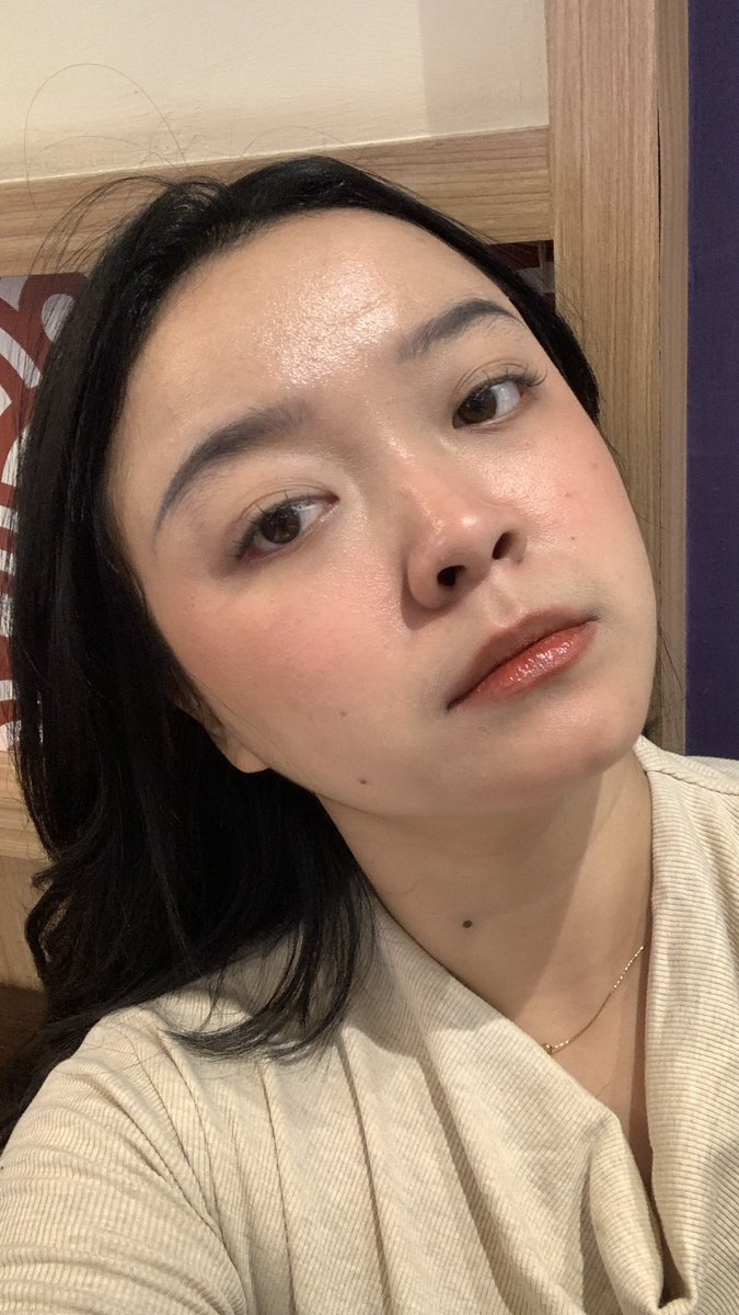 Iiterall's tweet photo. lagi breakout but blessed karena udah sering banget skincarean 😆 https://t.co/dAQUTzfpAC