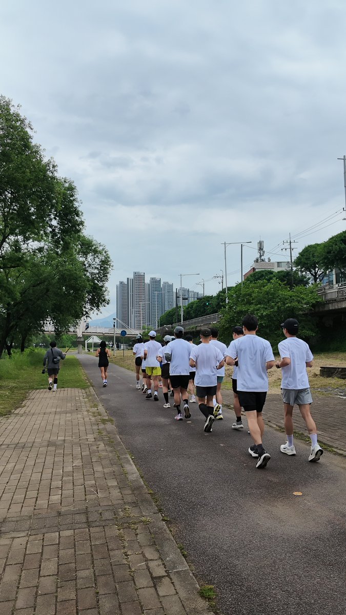 backmogun's tweet photo. 《RUN!RUN!RUN!》 연계 광주천 런

2025.5.23(토) │광주신세계-광주천│5km

전시에 참여하신 네롱TV, 성낙진 작가 그리고, 공모에 응해주신 분들과 함께 광주천을 달리고 전시를 감상했습니다!

https://t.co/896Kssh1te https://t.co/wQKnTinFcT