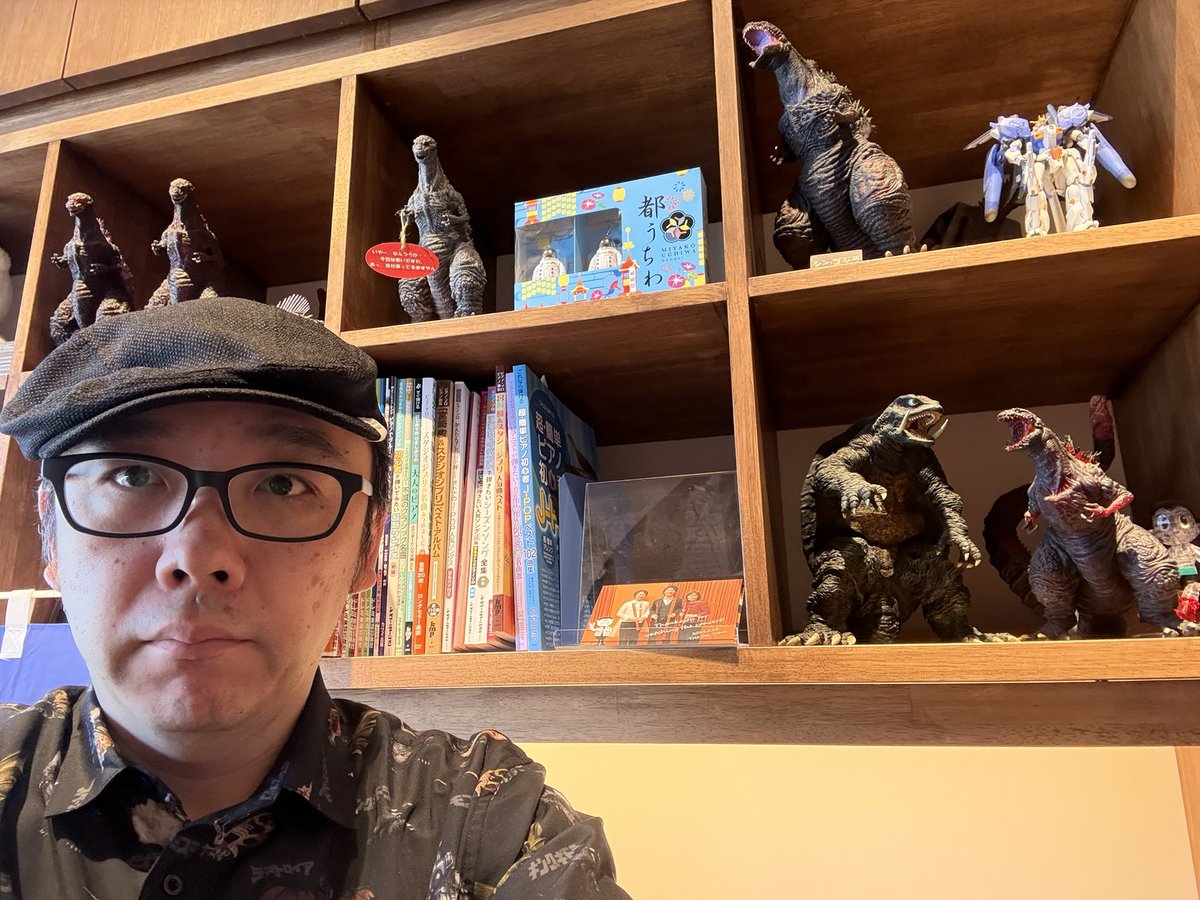 bakoperc's tweet photo. 今日は音楽教室の日。ゴジラ柄のシャツを着てきたので、ゴジラフィギュアと一緒に記念撮影。
#テレマン楽器
#テレマン音楽教室
#てれまん楽器ホビー部 https://t.co/4ufM7WQXrc