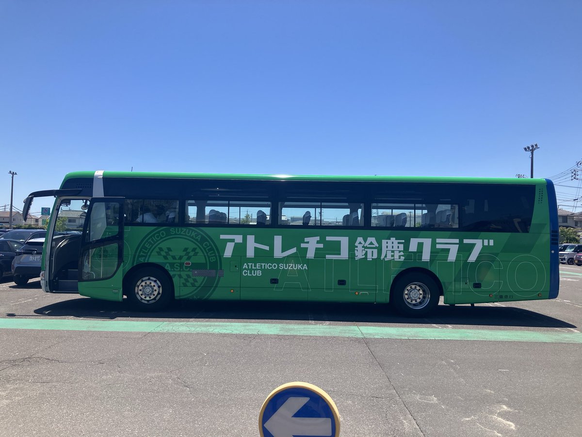 178toki's tweet photo. アトレチコ鈴鹿クラブ
選手バス🚌
思ってた以上にラッピングされてるやん❗️

#アトレチコ鈴鹿クラブ
#選手バス https://t.co/lh5A4cw8rf