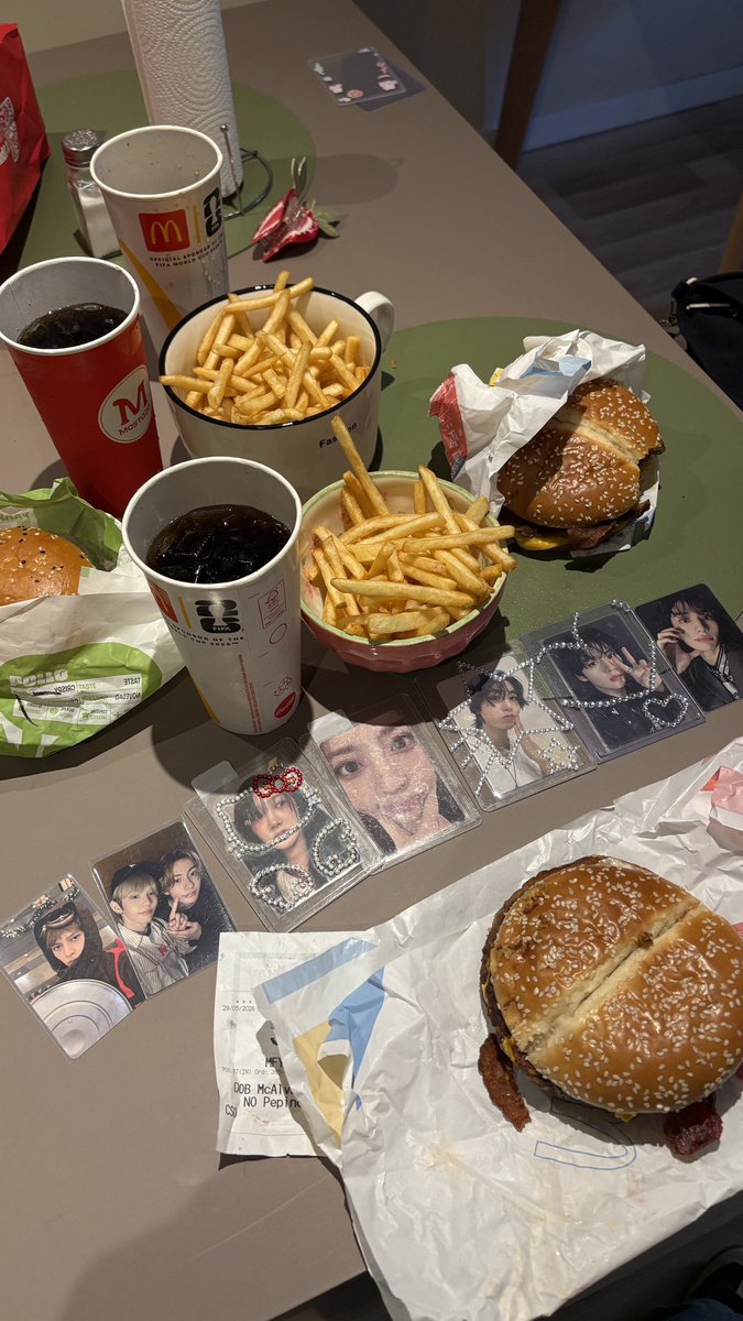 minhochisito's tweet photo. venia a mi ciudad a pasar mi cumpleaños conmigo 🥹 te amo tantisimo NINGUNA como vos @miojames 💓💓💓💓💓💓💓 https://t.co/MTXNb8iMnA