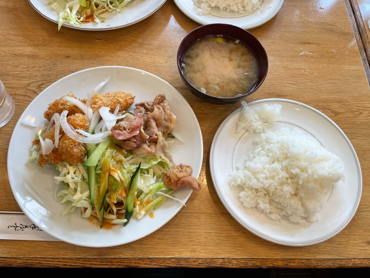 forestbk_'s tweet photo. で、翌日も同行していた同僚と「レストラン紫苑」で昼飯。
「本日ランチ」はチキンカツと豚生姜焼き。
うむ、うまい。 https://t.co/2IVY3MxEkv