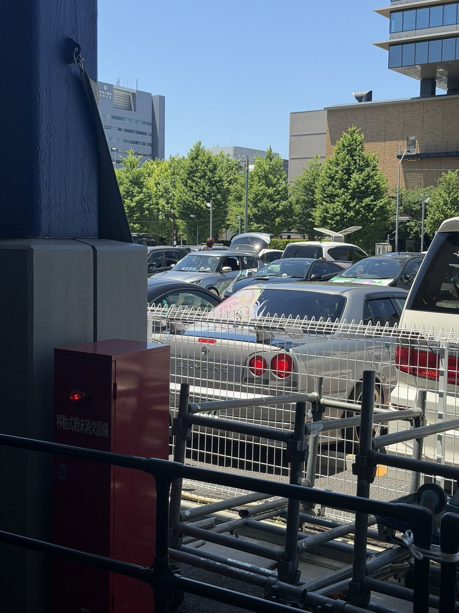 null400404502's tweet photo. 物販並んではや3時間、ようやっと自分の車見えて泣きそう https://t.co/YFqhDZ6Eew