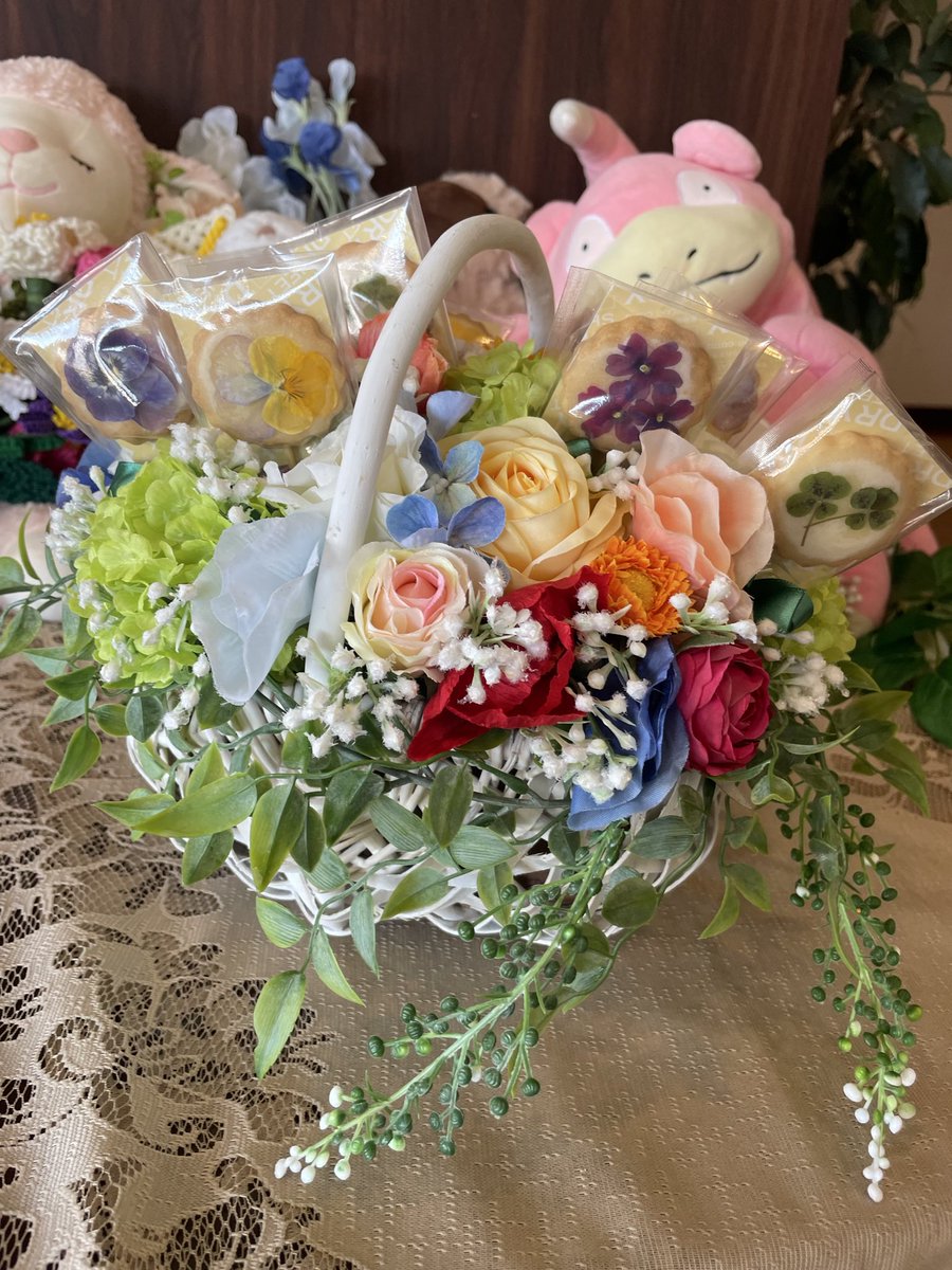 meee_shiro's tweet photo. 4月にウェディング用のクッキーブーケを作らせて貰いました💐

1年間クッキーを作らせてもらって、とてもいい経験になりました🍪
親友との合作だったので、また1つ二人での作品が増えて嬉しかったです🎶

末永くお幸せに💐🍪💕

 #クッキーブーケ #しろやぎおやつ https://t.co/2zToVZg9ub