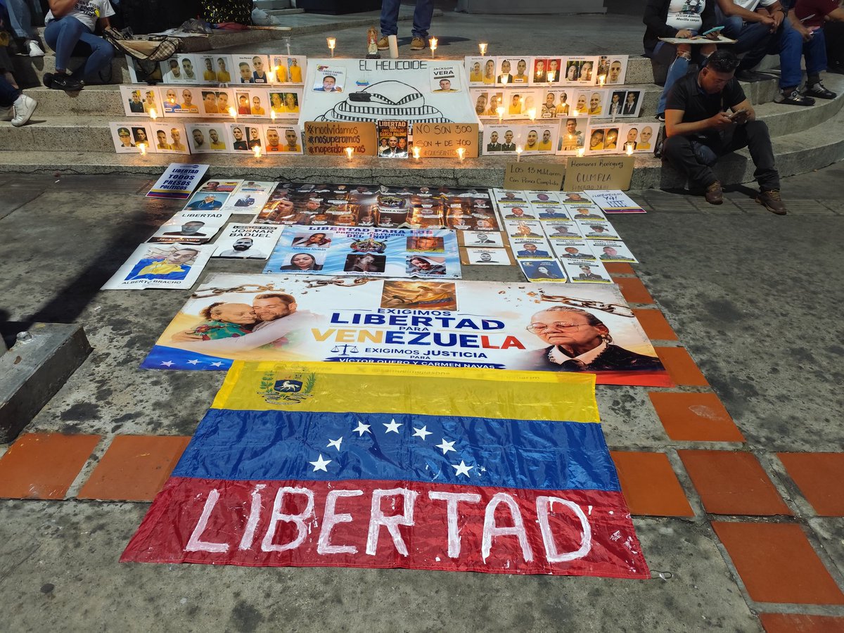 clippve's tweet photo. VIGILIA | Hoy se cumplen 141 días gritando "libertad" desde las cercanías de El Helicoide. 🇻🇪

¡Libertad plena para todos los presos políticos! 

#QueSeanTodos https://t.co/owunx3VWWX