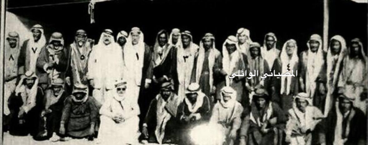 wkw04's tweet photo. الشيخ محروت ابن هذال شيخ العمارات يتوسط رؤساء وأعيان ووجهاء من قبيلة #الصقور من عنزة

1318هـ / 1388هـ 📷

- https://t.co/z64SK2pMTe