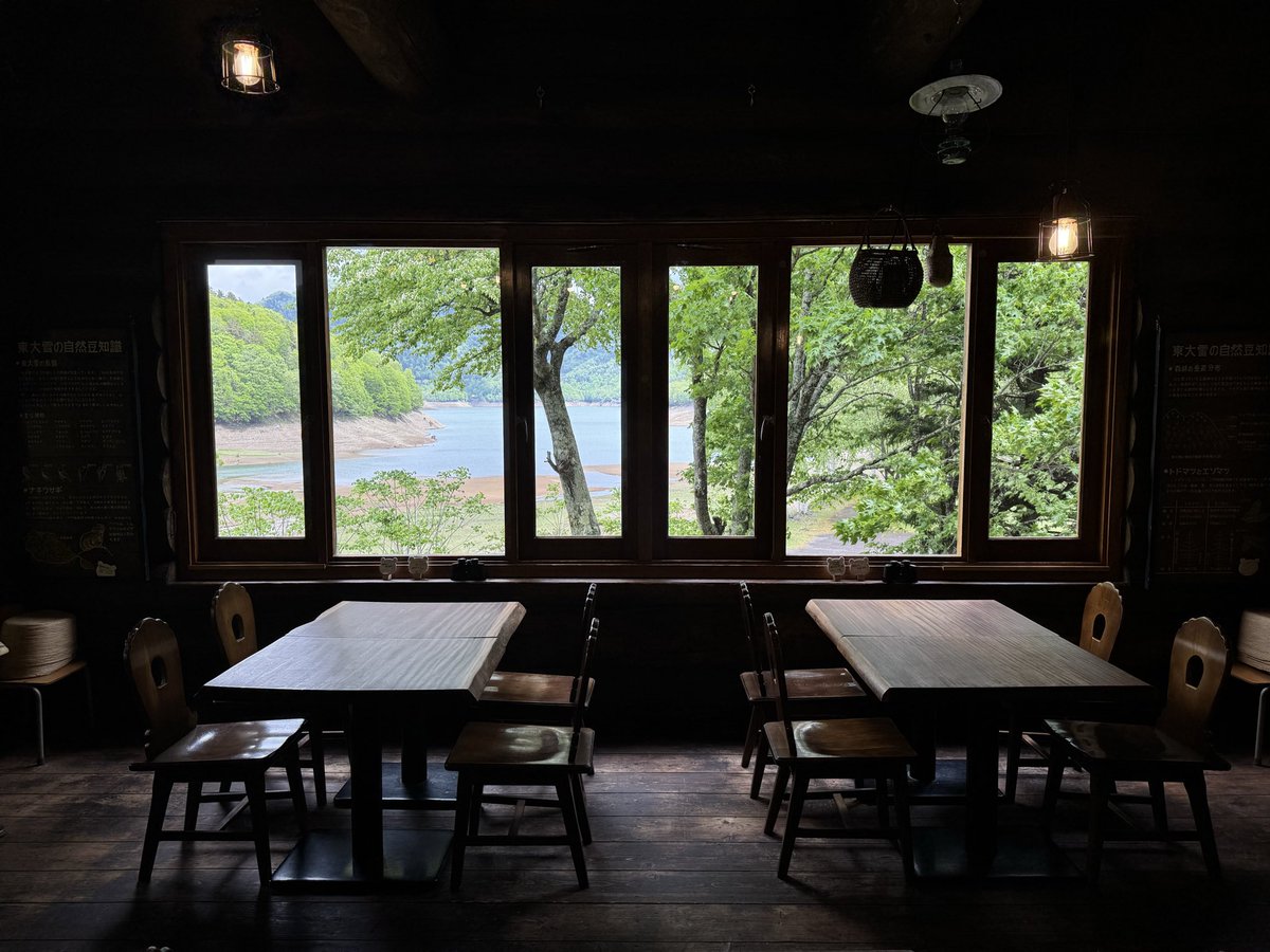 toysfarm18's tweet photo. 今日のヒグマ珈琲の店窓かから

湖の水も緑も

増えてきた🌲

#タウシュベツ
#ぬかびら源泉郷
#景色のいいカフェ https://t.co/uu8qRT8Z5U