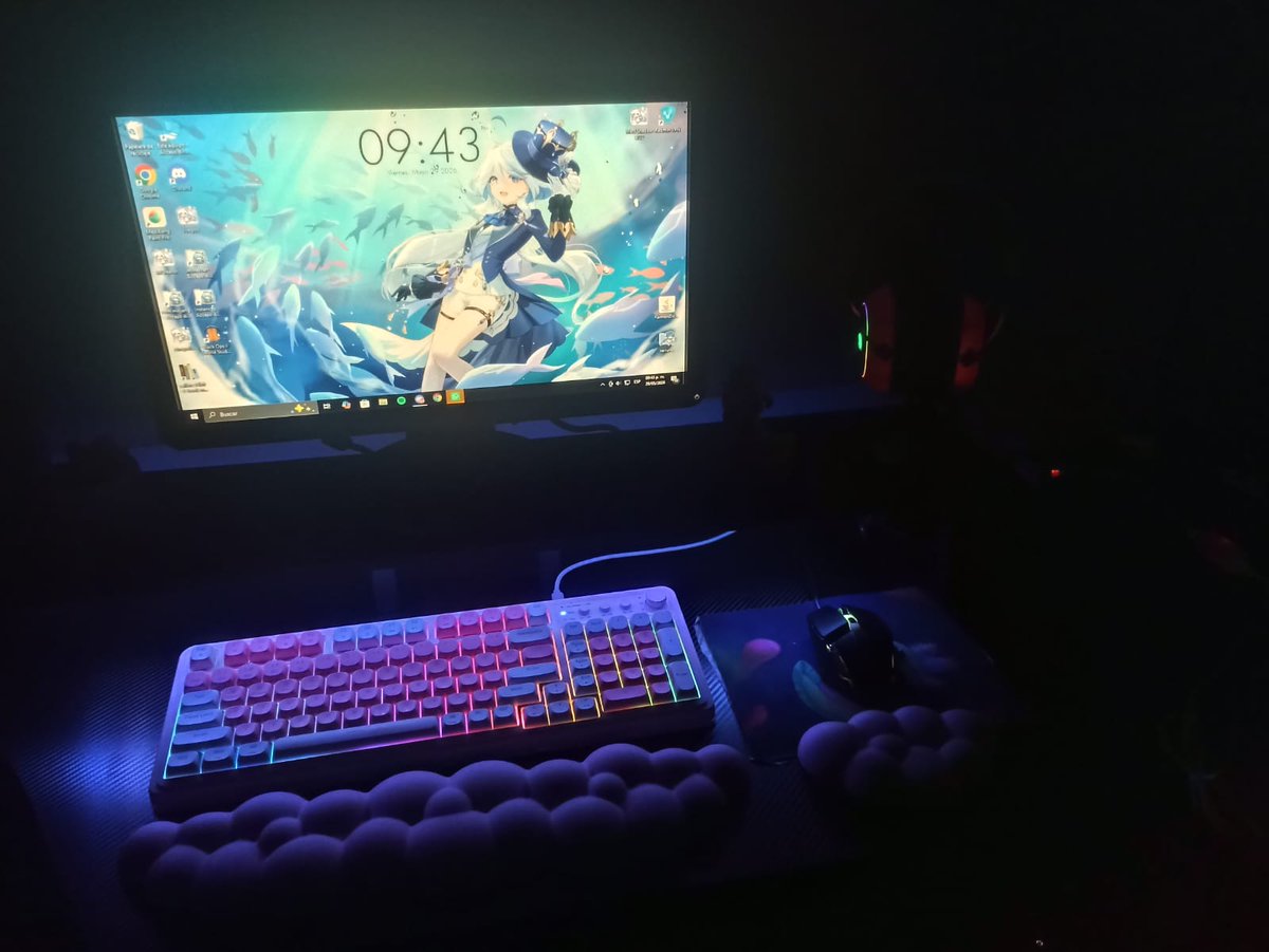 abi_cesaire's tweet photo. Al fin se logro gente, despues de 26 largas horas logre armar yo sola mi nuevo escritorio y silla para mi setup, la verdad me fue dificil el ahorro para comprarlo mas su ensamblado pero estoy muy orgullosa del resultado. Espacioso, bonito y acogedor sipi ñiam. https://t.co/Vey38bux2R
