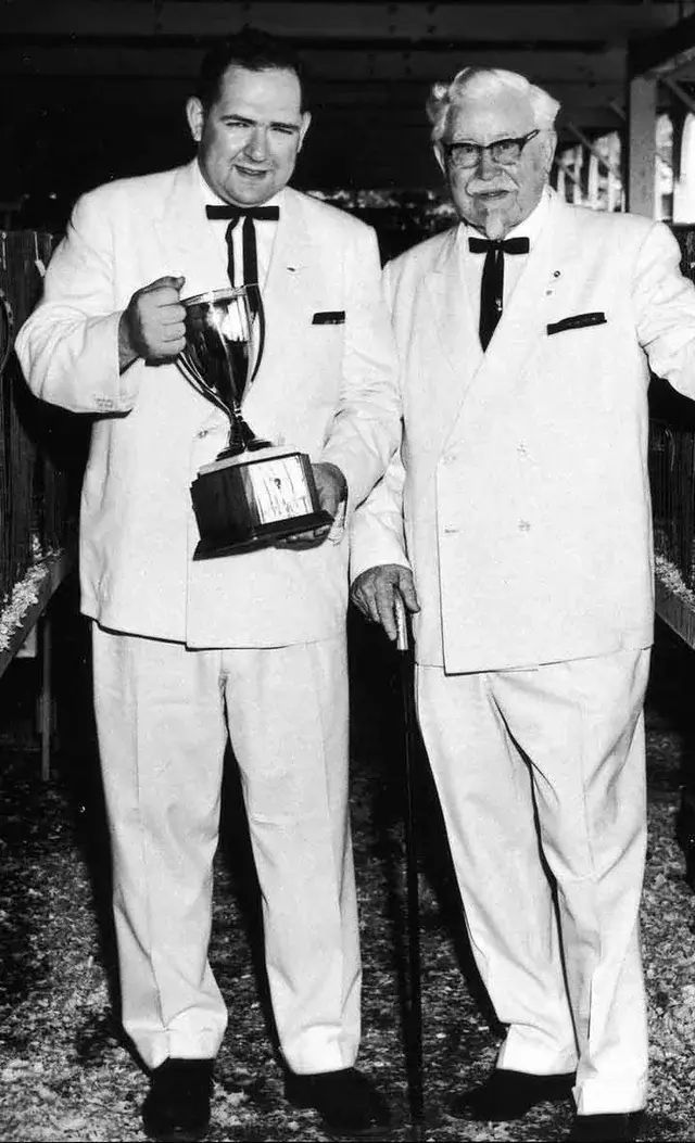 fasc1nate's tweet photo. A young Dave Thomas, founder of Wendy's, with his mentor Colonel Harland Sanders. 1964 

See more iconic photos: https://t.co/VL9mxUrlIW https://t.co/0utHe5sGgW