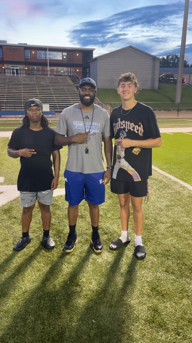 WatrousBro58224's tweet photo. Good time at co Lin 
@CoachMDavis12 @CoachNateWade1
@MrCoachCampbell https://t.co/r2wSbh6Tiv