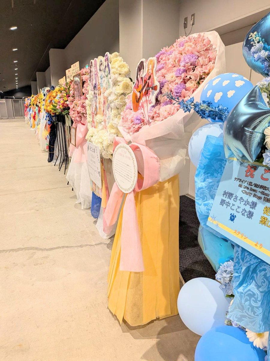 rurikann_flower's tweet photo. 蓮ノ空6thLiveParty公演にて大沢瑠璃乃さん菅叶和さんへフラスタを贈りました🪷
二人が作る暖かい空間をテーマに105期の集大成と言う事で大きなブーケを贈りました
ブーケに見えるよう立体的に作っていただきましたのでぜひ横からも見ていってください！
改めてご参加いただきありがとうございました！ https://t.co/U8C0949s4l