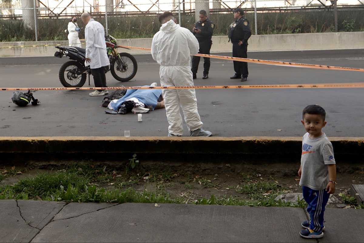 pho_Toms's tweet photo. El luchador profesional conocido cómo “Tempo” perdió la vida tras ser atropellado por un camión sobre el Eje 3 Oriente Francisco del Paso y Troncoso, a la altura de la estación “El Recreo” del Metrobús. 

Fotos: Tomás Martínez https://t.co/SrrpXaKCmW