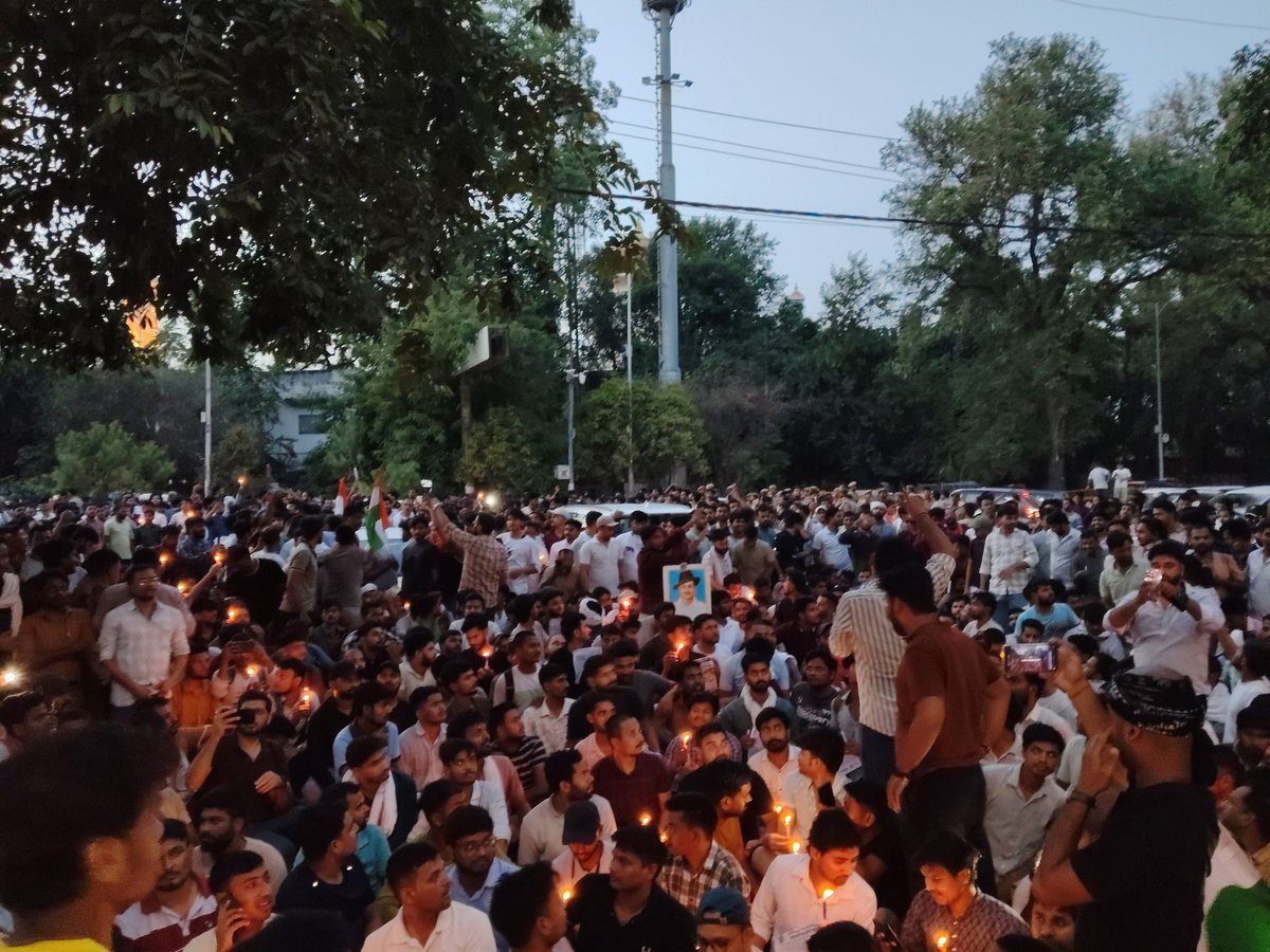 Amarend10184689's tweet photo. इसमें दोषी सिर्फ सरकार और संस्था नही बल्कि हमारे समाज का नेता और विपक्ष भी है जो इस मुद्दे  पर  तटस्थ है
👉 लेखपाल एग्जाम में अनियमितता पर आखिर क्यू चुप है

@yadavakhilesh भैया अगर प्रयागराज जाकर छात्रों का साथ दे दे तो आयोग बैकफुट पर आ जायेगा और निष्पक्ष भर्ती की उम्मीद बनेगी https://t.co/EZzHCGWsOg