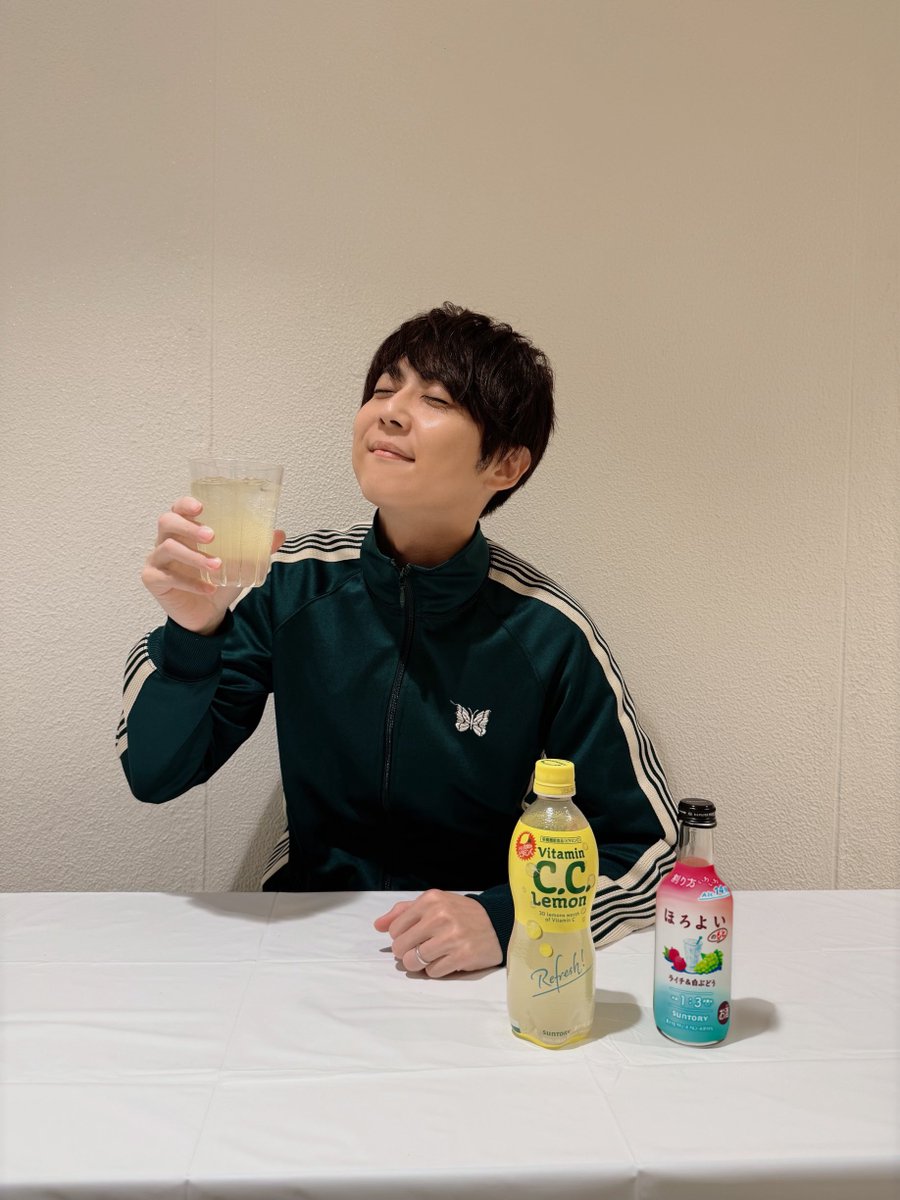 KAJI__OFFICIAL's tweet photo. #サントリー『#ほろよいのもと』webCM出演🫧

C.C.レモン割りもオススメです🍋

ぜひ、お試しください🍇 https://t.co/bFFtqlr1yW