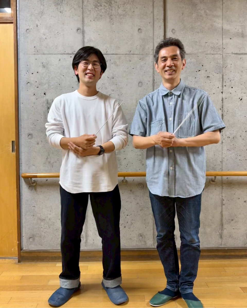 suginami_syarak's tweet photo. 人を操り音楽を奏でさせる…
そんな魔法使いを人は"指揮者"と呼ぶ…

本日は当団における魔法使いの二人を紹介🧙

二人とも魔法使いとして日々修行に明け暮れております。
ちょっとだけ修行の様子を覗いてみましょう…

※ココでしか見られない、魔法で吹き飛ぶフクダンブルドア先生をご覧ください🤫 https://t.co/o6yMYJwnoh