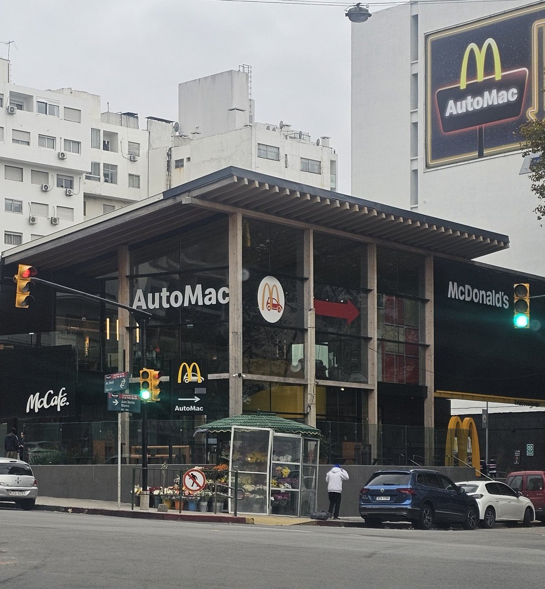 arqpallares's tweet photo. La calidad urbana no siempre está en grandes proyectos.
A veces se juega en 6m2.
Este puesto de flores ocupa una de las esquinas más transitadas y visibles de Montevideo. Tiene actividad, tiene público y tiene historia. Lo que no tiene es una arquitectura acorde a su ubicación ➡️ https://t.co/8kV1ZExySb