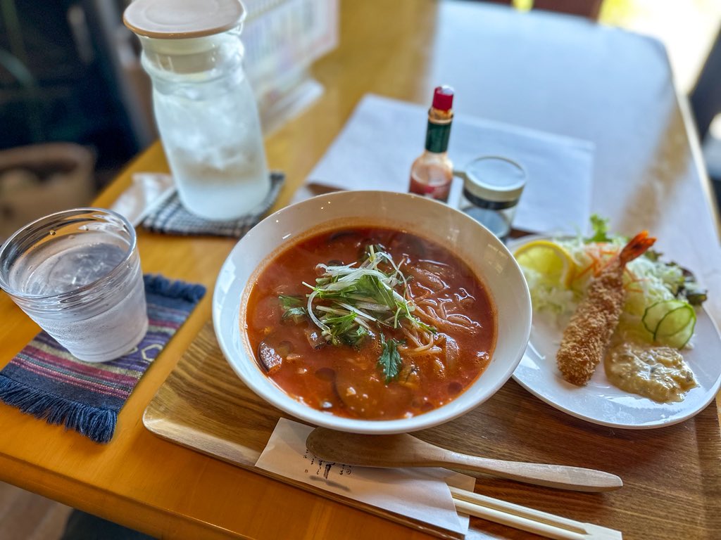 fubitter's tweet photo. トマトみたいな色のバイクでトマトラーメン食べに来た https://t.co/7iaEN1J6cG