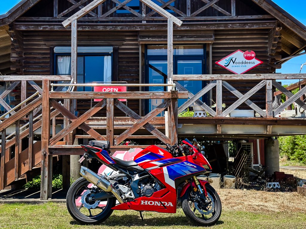 fubitter's tweet photo. トマトみたいな色のバイクでトマトラーメン食べに来た https://t.co/7iaEN1J6cG