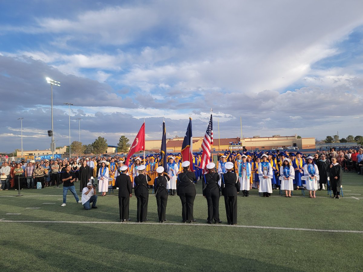 jmezachavez's tweet photo. All @SanElizarioISD employees contribute to this moment! 💞 #Adelante y #ManosALaObra #WeAreSomosSanEli Congratulations #Classof2026 Embrace the challenges &amp; soar! https://t.co/KA646s0TQK