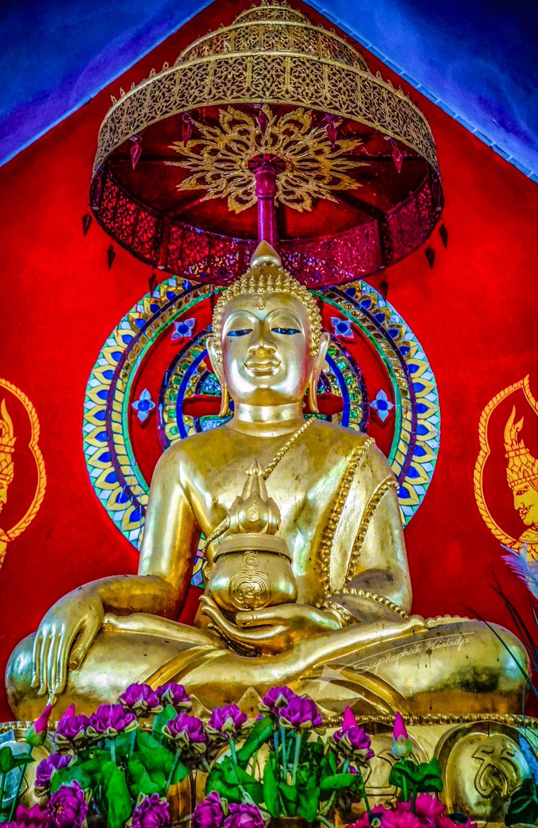 KanYaPhakSEP's tweet photo. 📍วัดถ้ำปากเปียง อ.เชียงดาว จ.เชียงใหม่ 
✍️🏻พระครูสังวรญาณโสภณ (หลวงปู่เจริญ ญาณวุฑฺโฒ)

วัดอยู่ก่อนทางเลี้ยวไปวัดถ้ำผาปล่องค่ะ ในถ้ำค่อนข้างชื้นนิดนึง แต่สะอาดเลยนะ ถ้าฝนไม่ตกอากาศน่าจะถ่ายเทได้ดีกว่าวันที่เราไป เป็นอีกที่ที่มีพระอรหันต์มานิพพาน และนิพพานในอิริยาบถยืน

พระประธานที่นี่เป็นพระกริ่งใหญ่ที่สุดในประเทศไทย นามว่า “สิทธัตโถ” เป็นพระนามที่ท่านเจ้าประคุณสมเด็จพระอริยวงศาคตญาณ สมเด็จพระสังฆราช สกลมหาสังฆปริณายก วัดสระเกศราชวรมหาวิหาร ได้ถวายพระนามให้

สิทธัตโถ นี้คือ ผู้ประทานความสำเร็จ

cr.รูปพระกริ่งจาก FB : Suphaphich Kiatsilp (เราลืมถ่ายมาฮะ)

#KYPชวนเที่ยววัดป่า