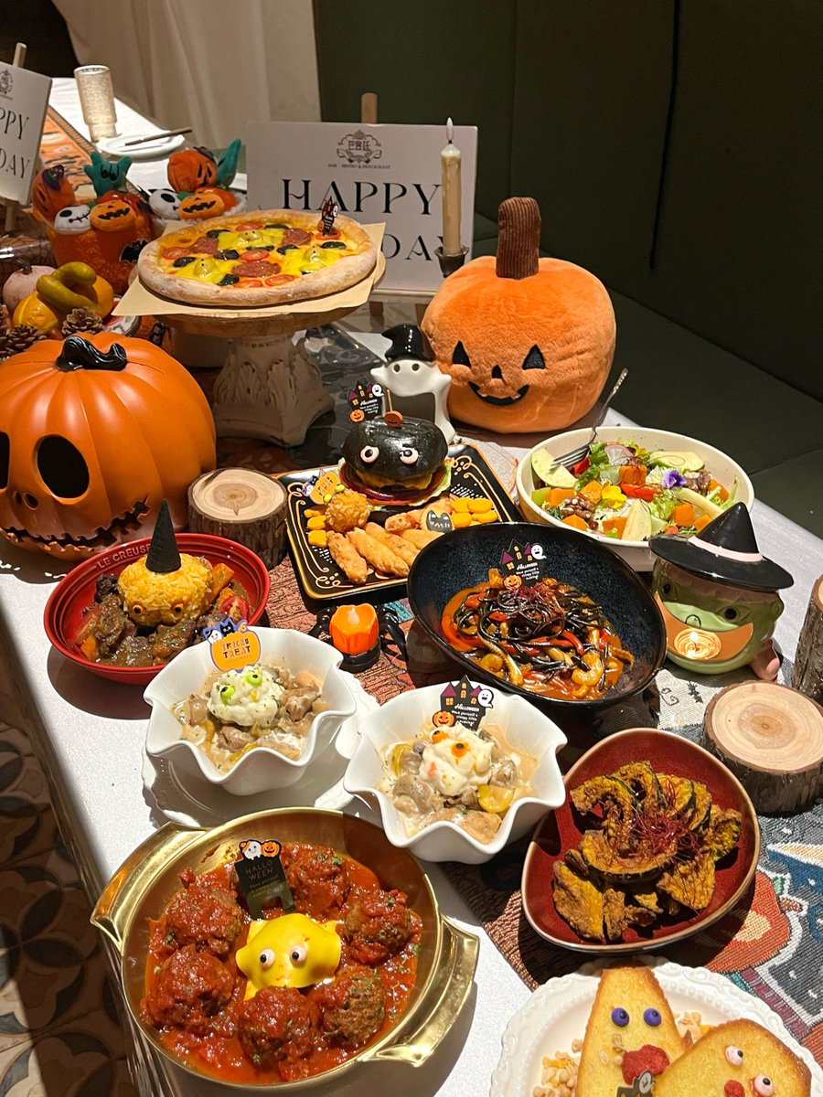 patyejeferson's tweet photo. Spooky-season feast alert! Our Halloween special turkey dinner is here: juicy roasted turkey with pumpkin mashed potatoes and ghostly garlic bread. Tag your dining buddy you’d share this with! #HalloweenEats https://t.co/GVSvTcjcHt