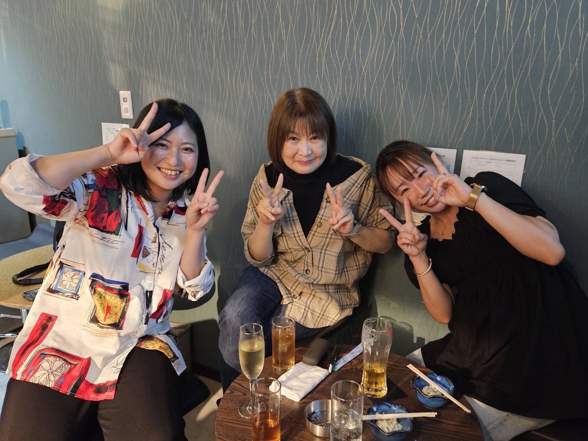 kgs_since1954's tweet photo. 酒は太平洋。
女は神様。

酔っぱらいが言ったのか、
昔の偉い人が言ったのか。

そんな言い伝えがある。

“カラオケダイニング むっちゃん”

《空市》では中華焼きそば。🥢

むっちゃんがいて、
酒があって、
焼きそばがある。

それで、十分じゃないか。

#空市2026春 #カラオケダイニングむっちゃん https://t.co/oBiYo2tMEh