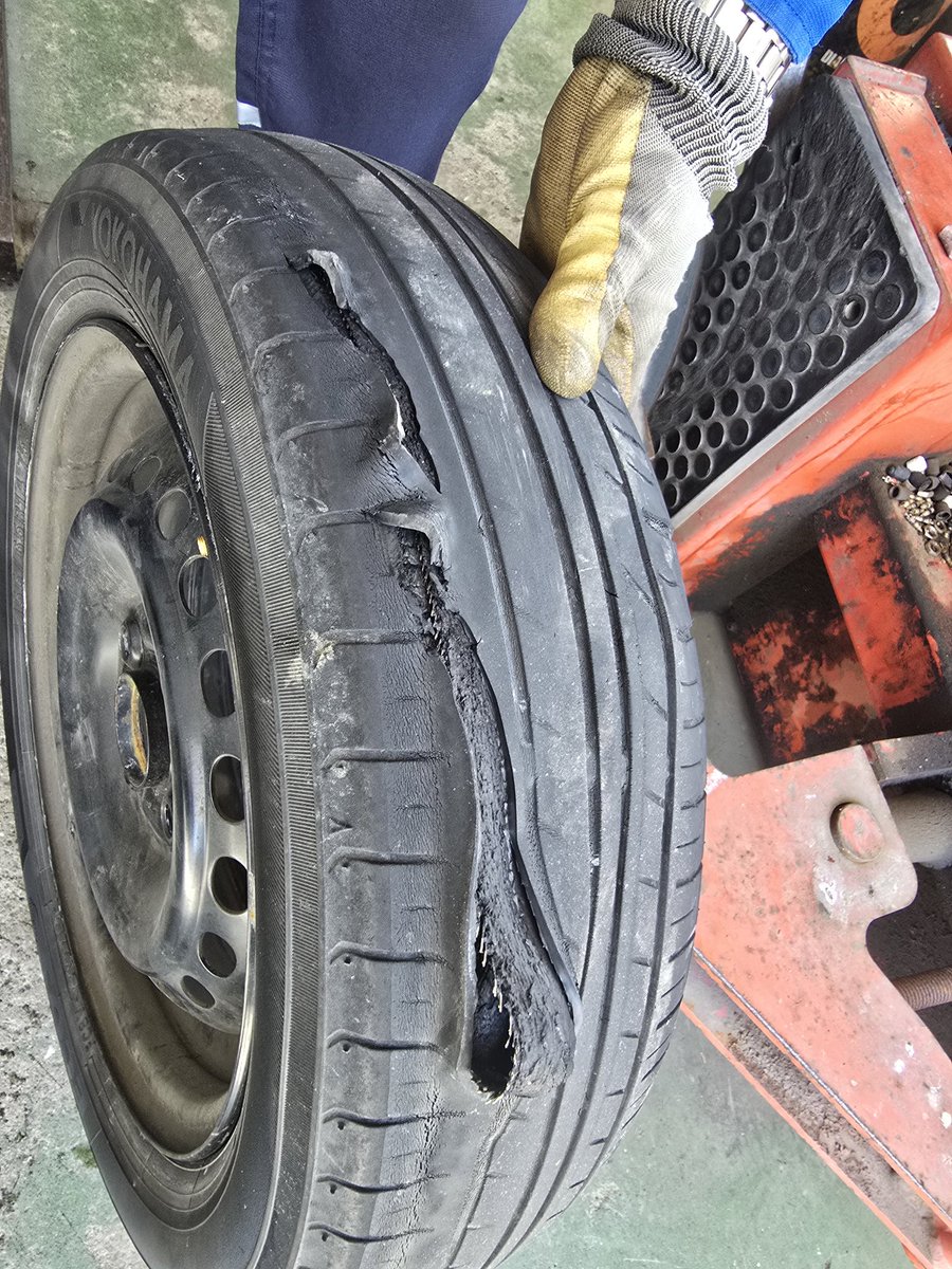 maruno_sekiyu's tweet photo. 初めて見るタイプの破損...
これだけ酷い状態で空気は漏れていなかったのがまた不思議... https://t.co/5sfF76Inm5