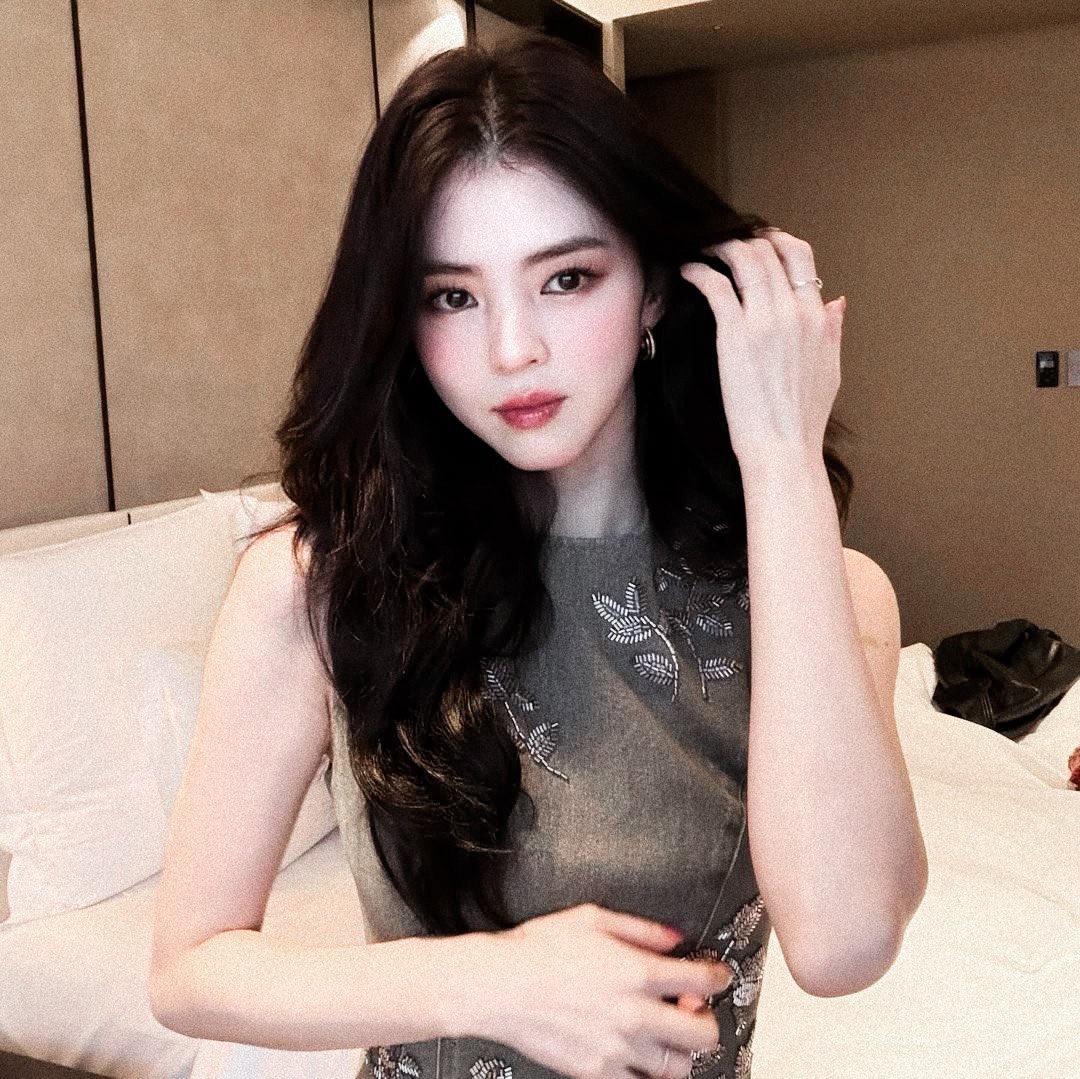 soxeehxn's tweet photo. Soft lights, tousled waves, and a silence so delicate it almost feels expensive. There’s something about evenings like this that make me fall in love with the art of femininity all over again. https://t.co/WuoZUyVMrW