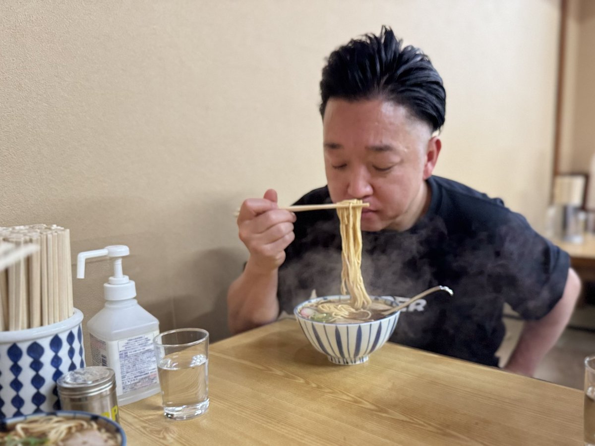 satarou7's tweet photo. ウナギ、スッポンなどラーメンにどう繋がるのか楽しみでなりません！

漁見学後に、丸デブへ。「影響受けちゃうなー」と嬉しそう。更科では「蕎麦粉と小麦粉で茹で時間が異なるから生まれる食感」と冷やしたぬきを冷静に分析。

「5日は岐阜に泊まりたい！」と大好きになってくれました。 https://t.co/tIqlbJ0Io9