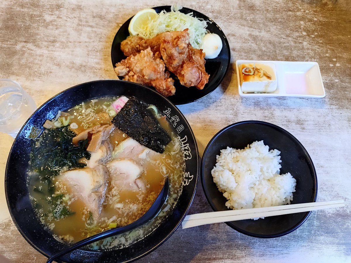 YuGoOh86's tweet photo. 東松山に用事があったので
五代目麺や蝦夷でお昼♪

唐揚げセット
唐揚げが美味しかったので、8個にすればよかったと後悔！ https://t.co/WC1yWuGjFq