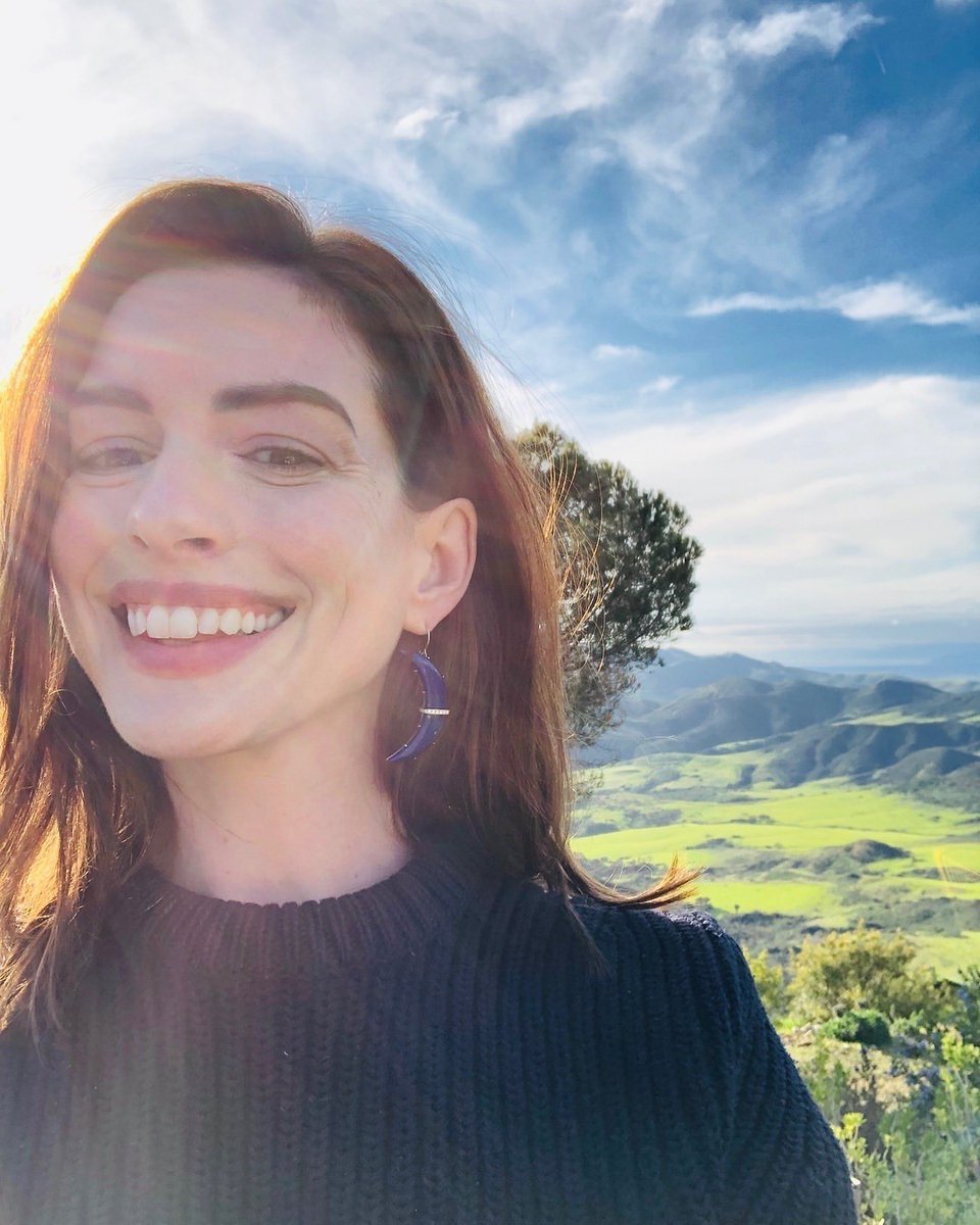 ahathawayfiles's tweet photo. She's so cute. https://t.co/ofm7wlX1UO