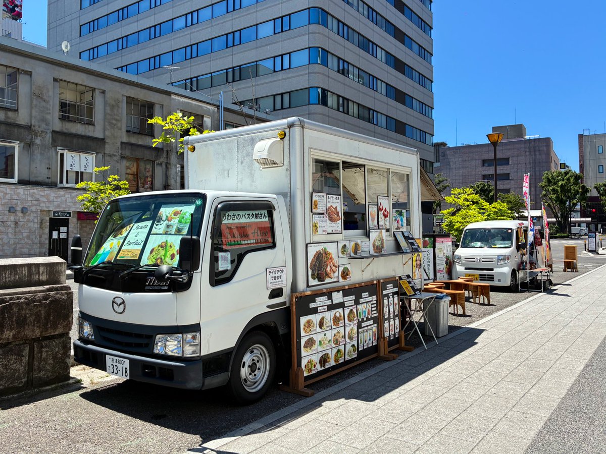 BHIStudio's tweet photo. 本日の吾妻通りは福島商工会議所青年部の「福光祭」です！FuTUとして,ストリートファニチャーとキッチンカーも歩道に設置しました.

吾妻通りの「ほこみち」にキッチンカーが設られたのは今回が初めてです.今後はイベントだけではなく,日常的にキッチンカーがある通りにしていきます！

#福島市 #ほこみち #FuTU